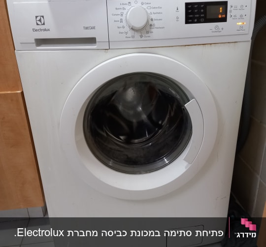 מכונת כביסה אלקטרולוקס עם כפתורי בקרה ותצוגה דיגיטלית